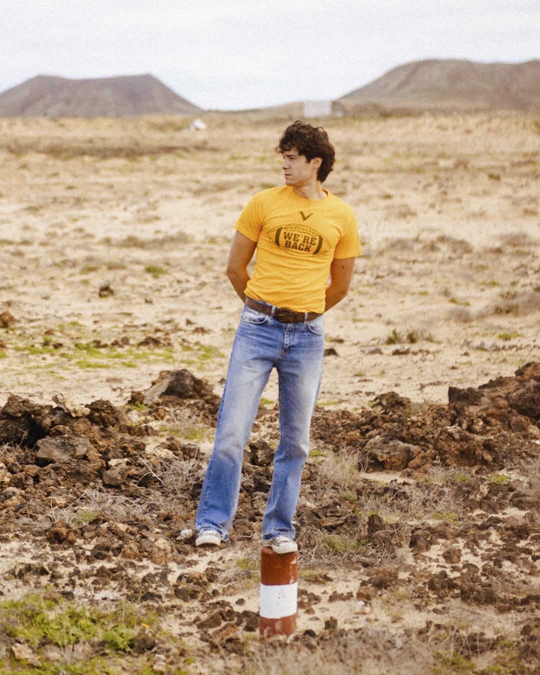 Gon Abril en un paisaje volcánico, con camiseta amarilla