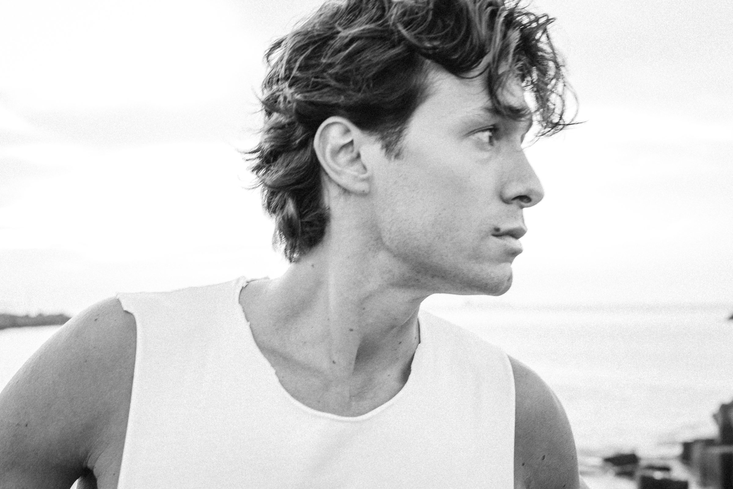 Gon Abril junto al mar, en blanco y negro