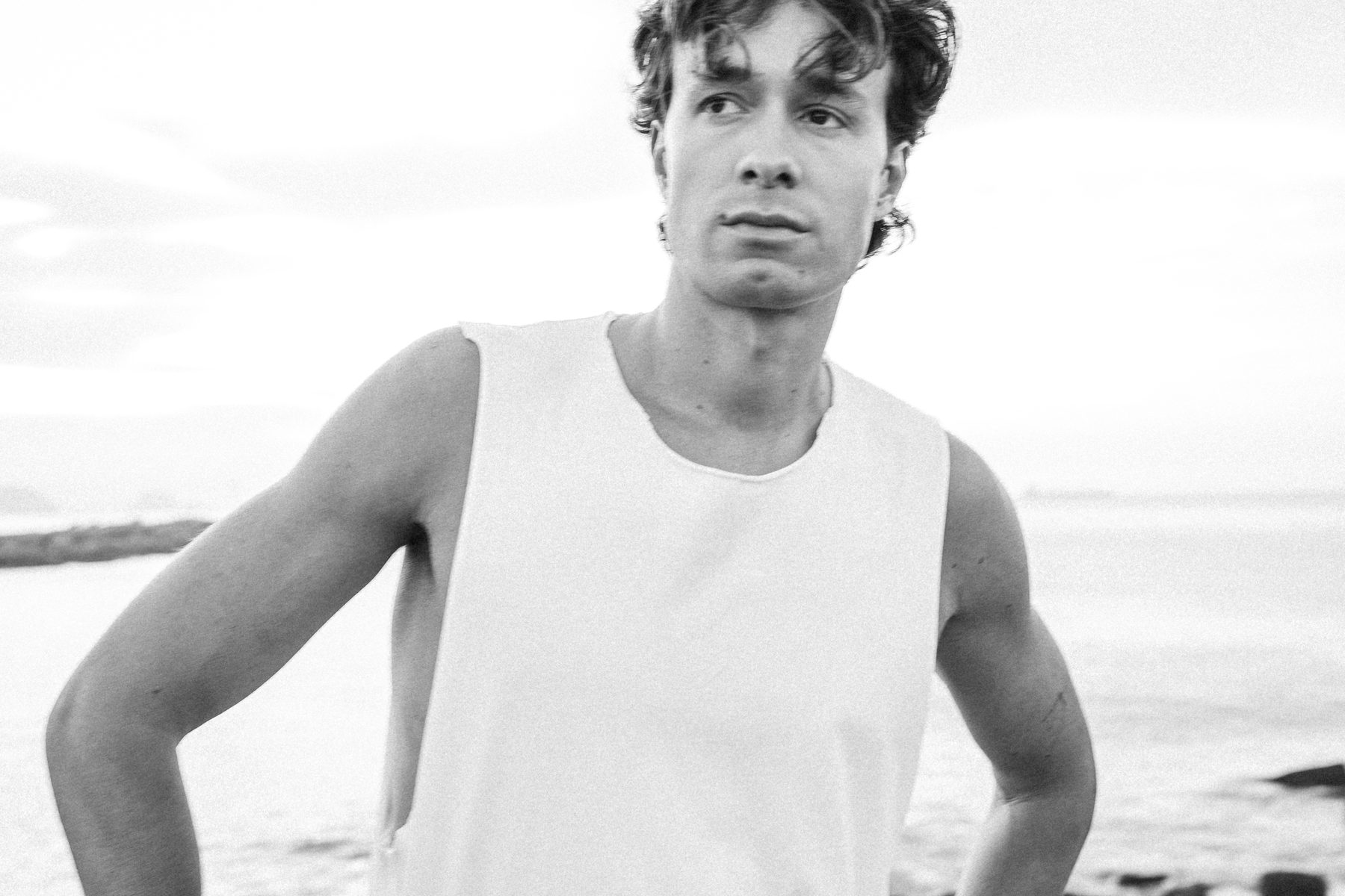 Gon Abril junto al mar, en blanco y negro
